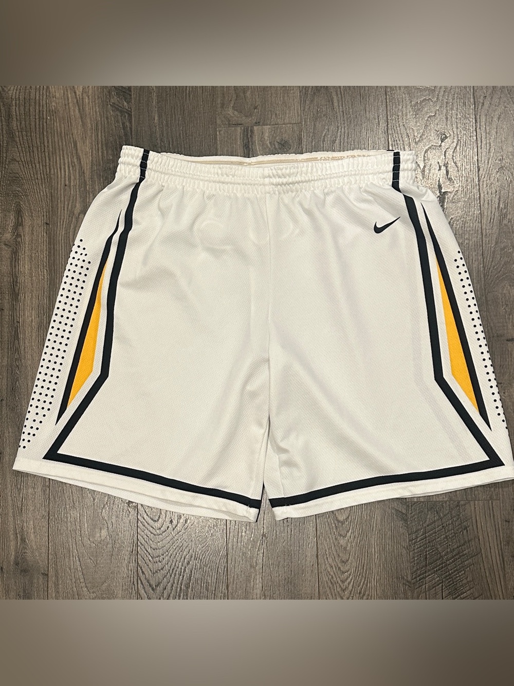 Nike Men’s XL White Basketball Shorts Athletic Mesh Drawstring 37” Waist EUC